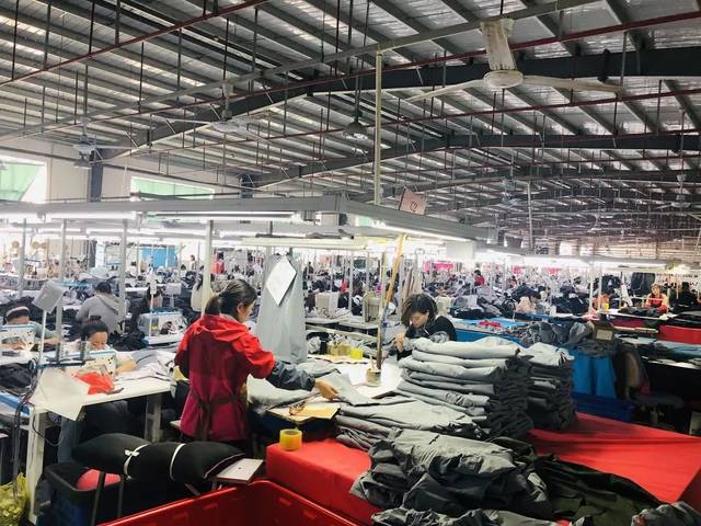 王進(jìn)軍一行赴江蘇調(diào)研紡織服裝產(chǎn)業(yè)園區(qū)及鞋帽零售發(fā)展新態(tài)勢